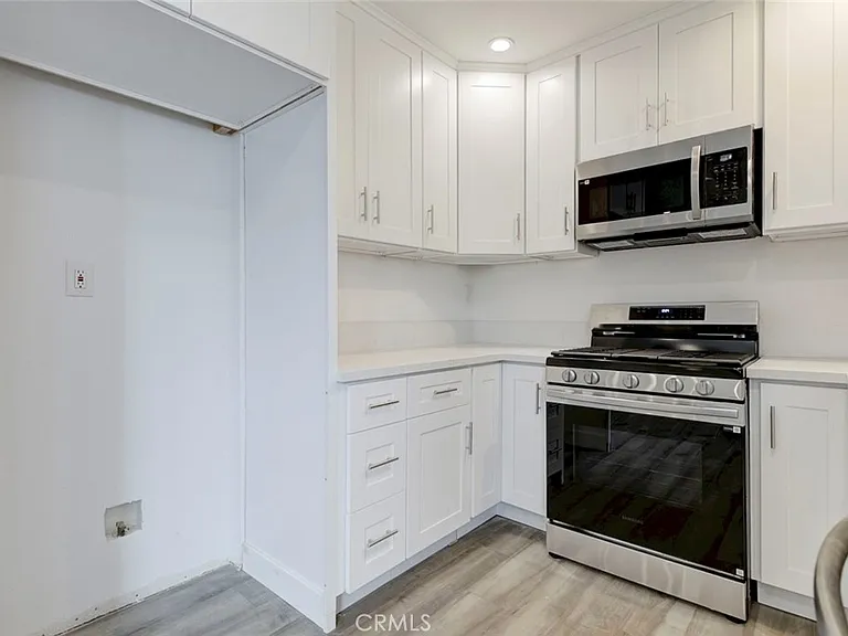 11326 Haskell Ave — Photo 8