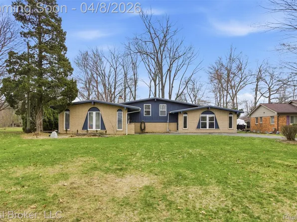 7514 Capri Dr, White Lake, MI 48383