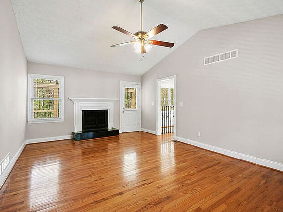 2nd image of 804 Oak Trce