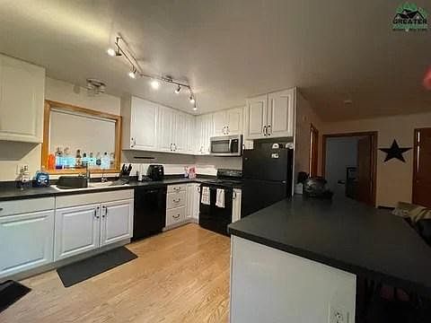 3rd image of 2588 Gold St #B
