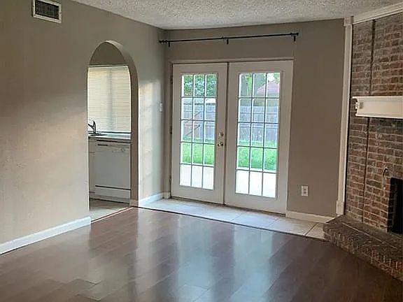2nd image of 1910 Whiteoak Dr