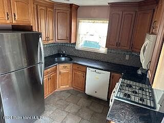 4th image of 61 Cranford St