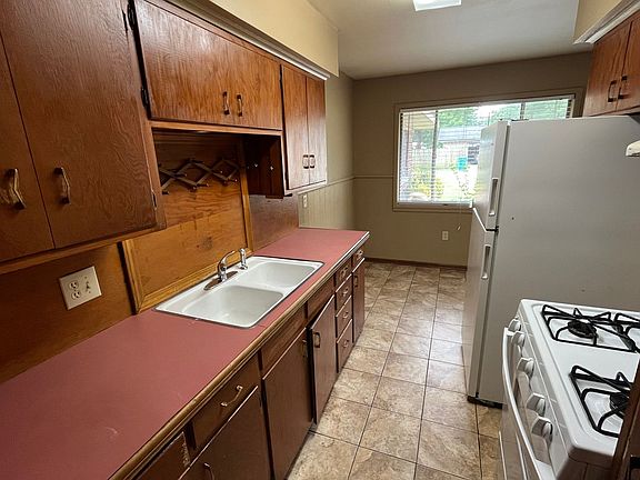 5th image of 305 E 12th St #1