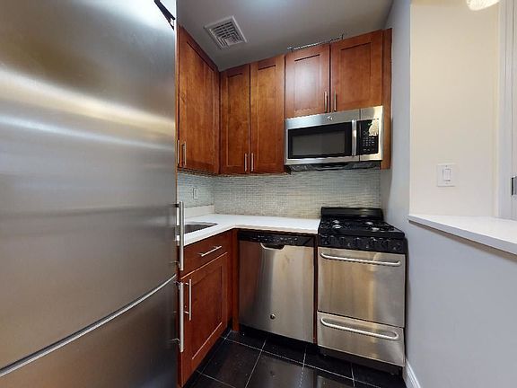 3rd image of 417 W 56th St #D3