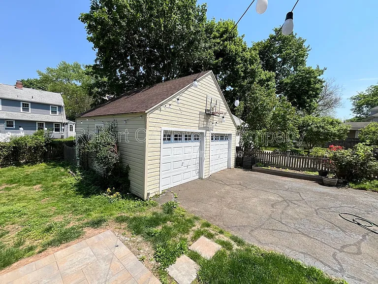 109 Ardmore St — Photo 2