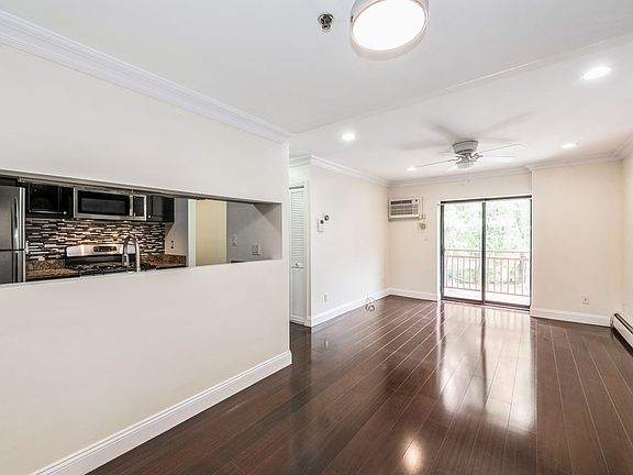 3rd image of 14116 84th Dr APT 3B