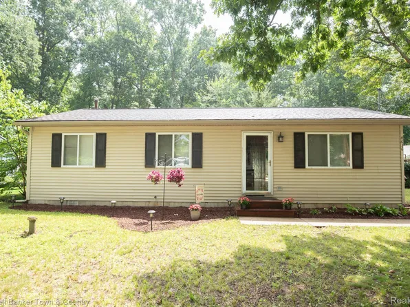 4636 Kenmore Dr, Pinckney, MI 48169
