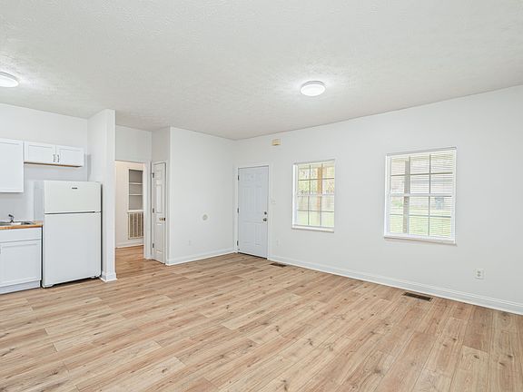 5th image of 605 Spruce St NE