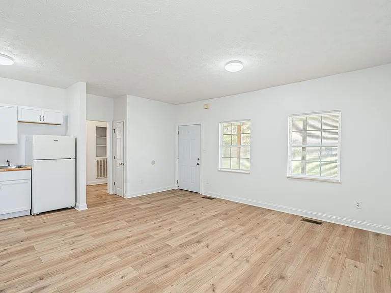 605 Spruce St NE — Photo 5