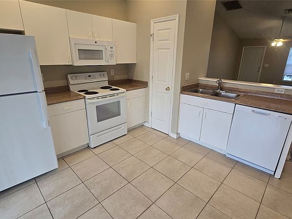 2nd image of 904 NE 5th Pl