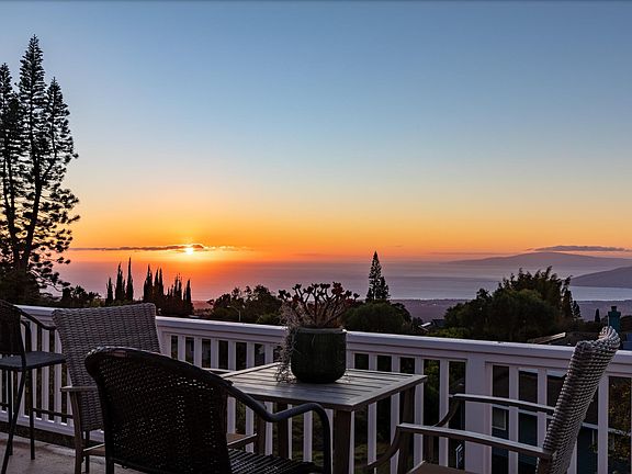 Spectacular sunset views from almlst every part of tbis property
