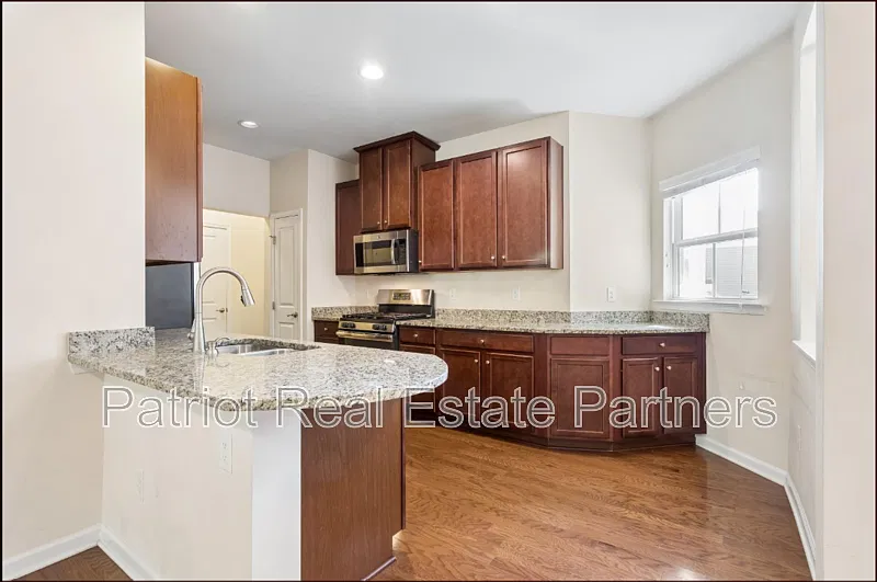 3 bed, 2.5 bath, 1882 sqft, $2,600 — Photo 2