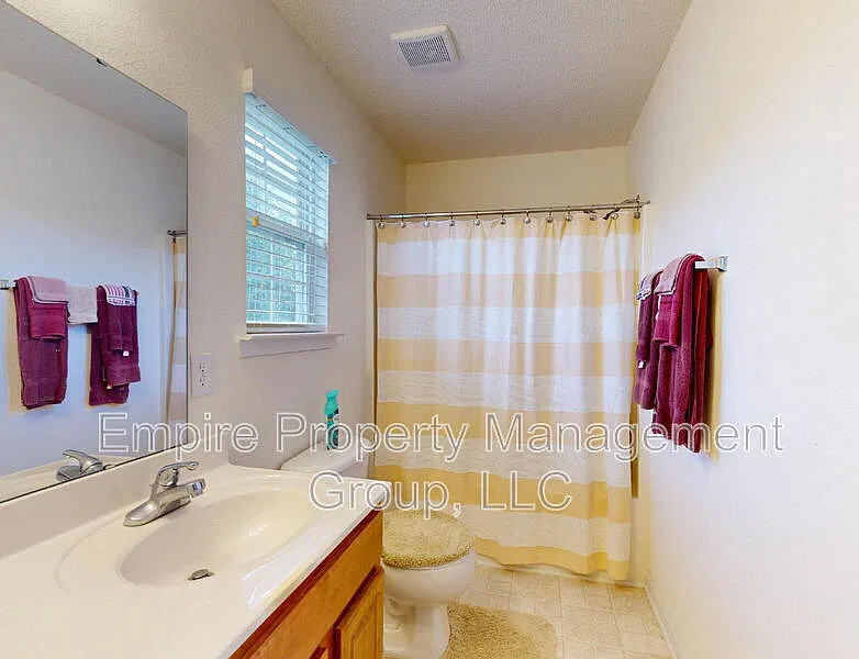 4 bed, 2.5 bath, 1564 sqft, $1,700 — Photo 3