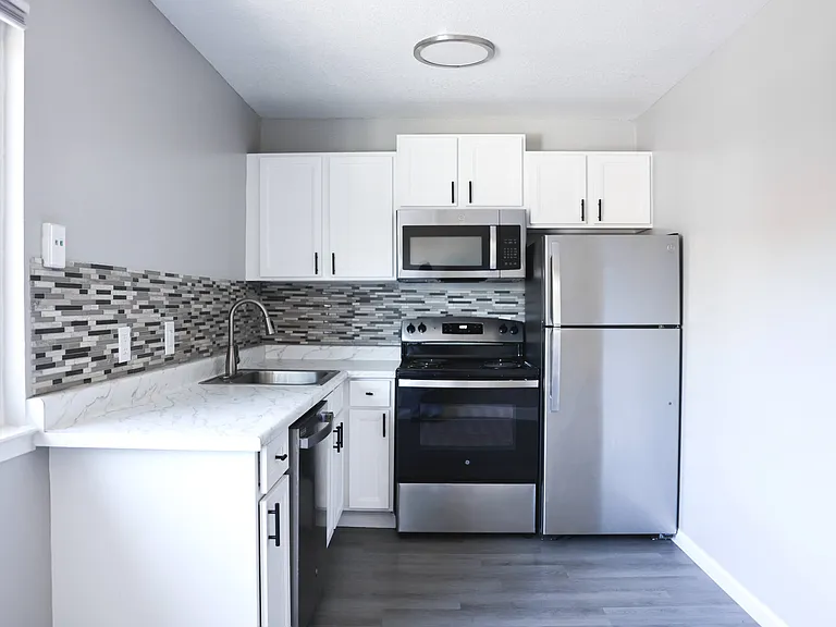 University Square Apartments — Photo 7