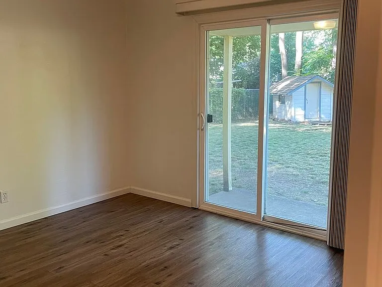 2266 Washington Ave — Photo 12