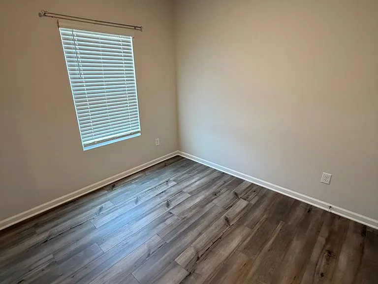 18 Fernhill Ln — Photo 2