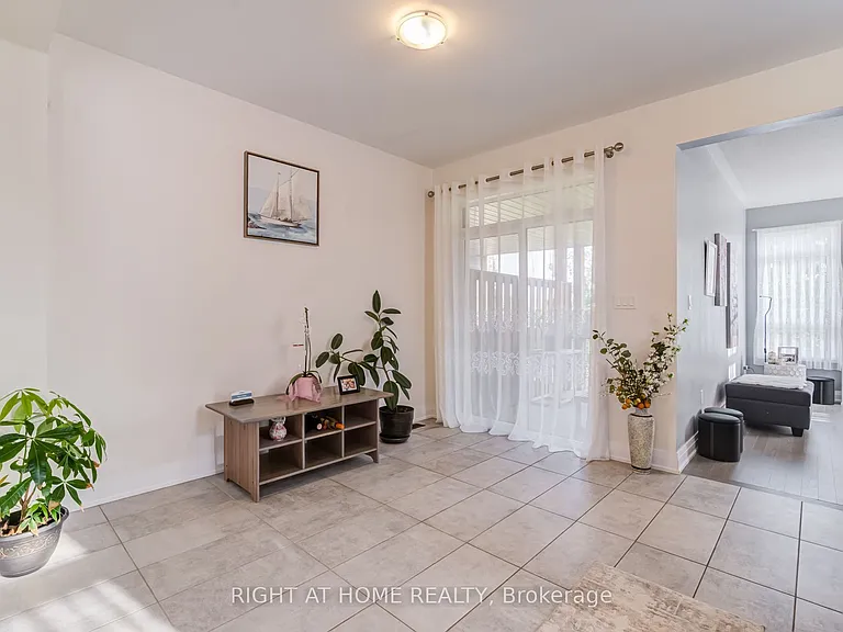 70 Westlake Cres — Photo 10