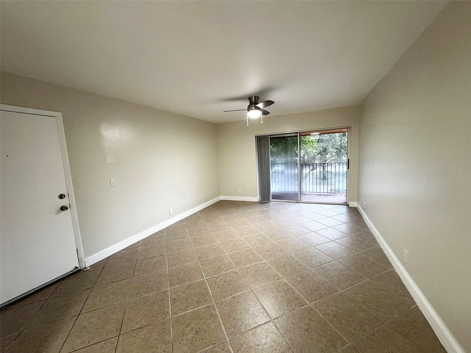 1 bed, 1.0 bath, 734 sqft, $1,825 — Photo 4