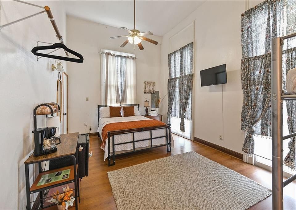 2nd image of 5330 Dauphine St #10