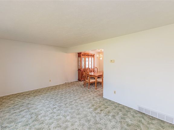 3rd image of 922 Hampton Dr