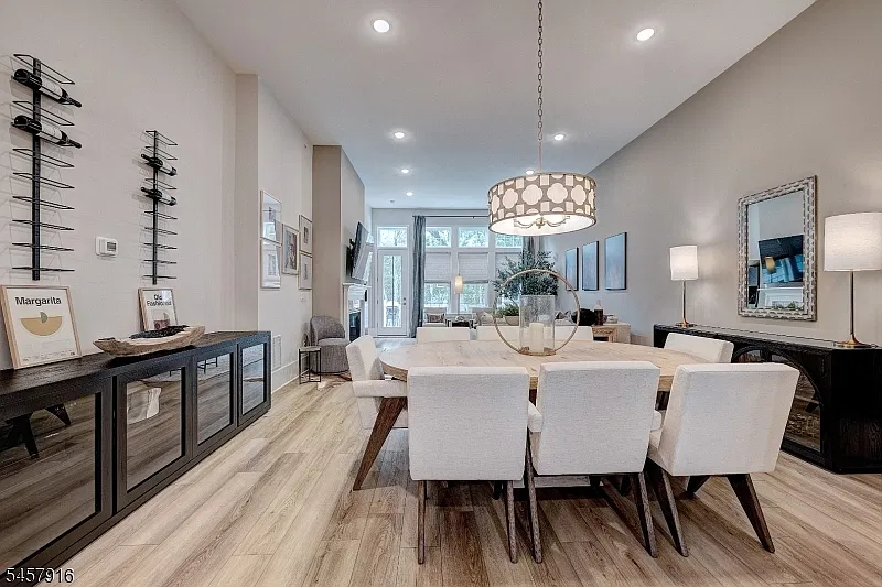 3 bed, 2.5 bath, 4199 sqft, $6,750 — Photo 2
