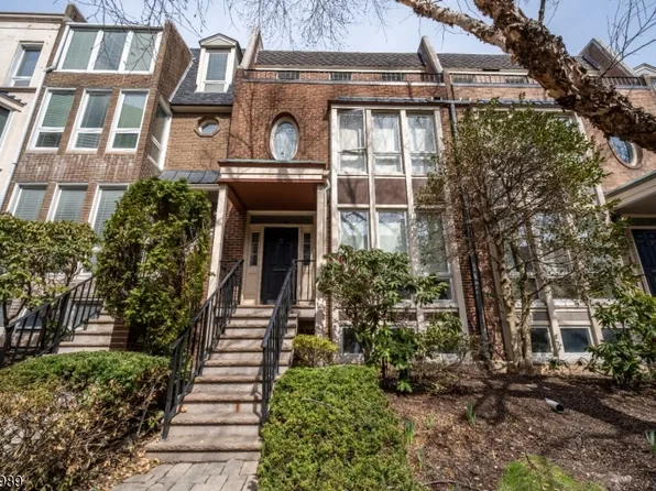 130 Kensington Dr, Fort Lee Boro, NJ 07024