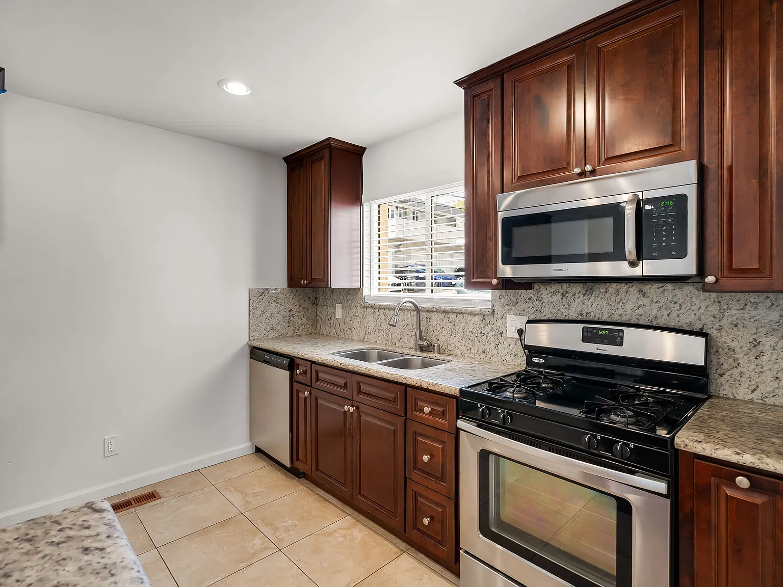 2 bed, 1.5 bath, 1150 sqft, $3,500 — Photo 2