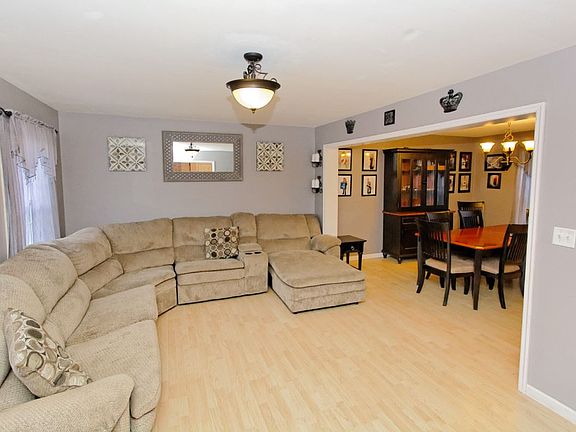 3rd image of 114 Chelsea Dr