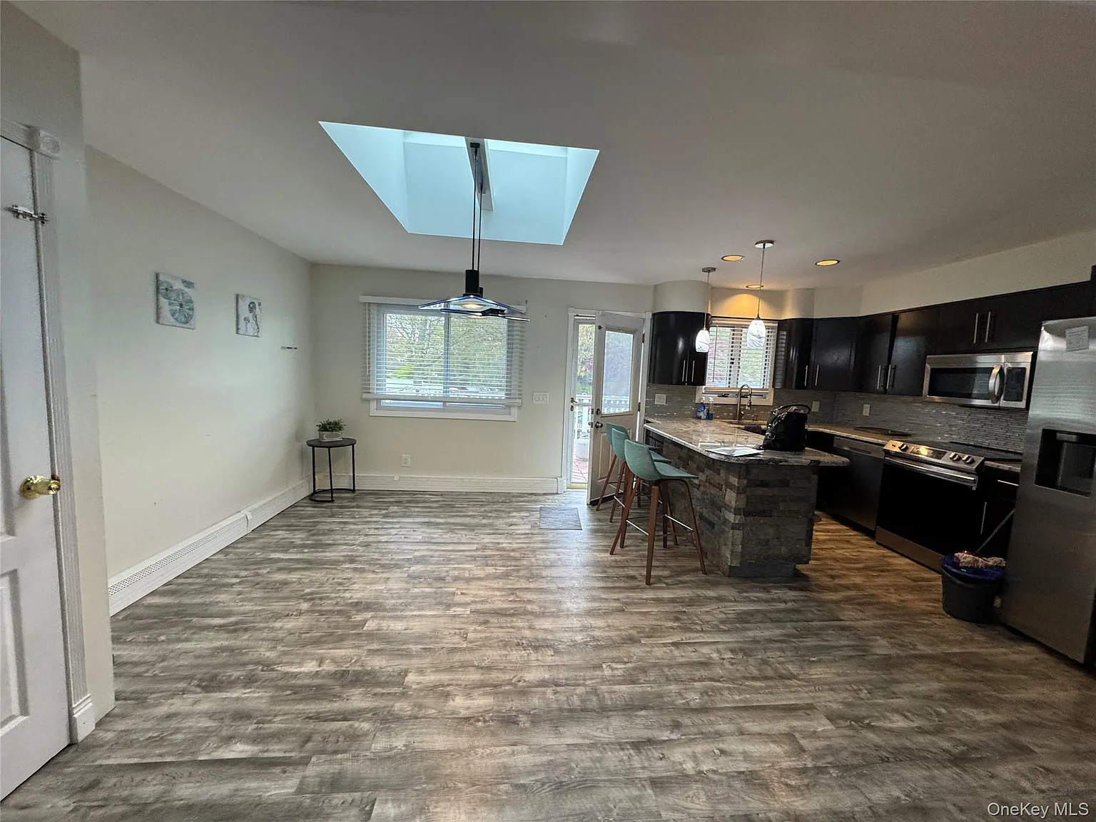 4 bed, 2.0 bath, 1976 sqft, $4,500 — Photo 3