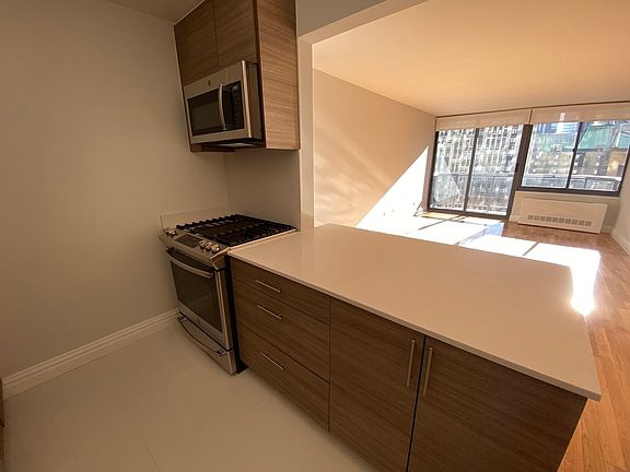 4th image of 235 W 48th St APT 18F