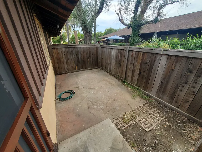 627-631 S Baldwin Ave — Photo 11