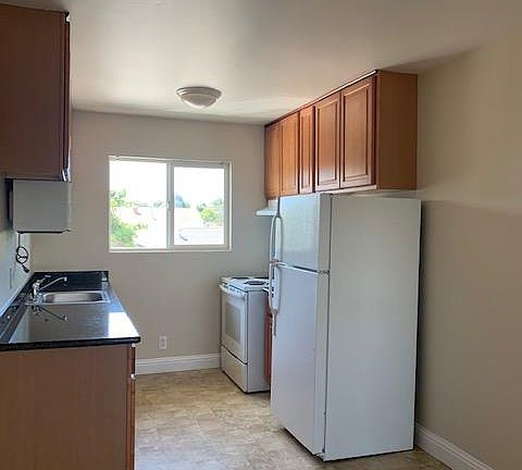 5th image of 447 Clifton Ave APT 4