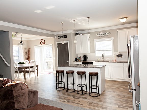 3rd image of 693 Autumn Valley Dr