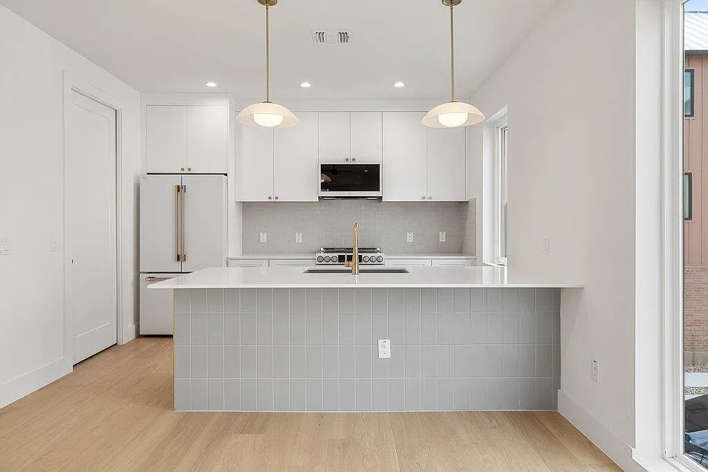 2 bed, 3.0 bath, 1884 sqft, $4,495 — Photo 2