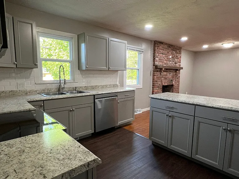 2535 S Prospect Ave — Photo 7