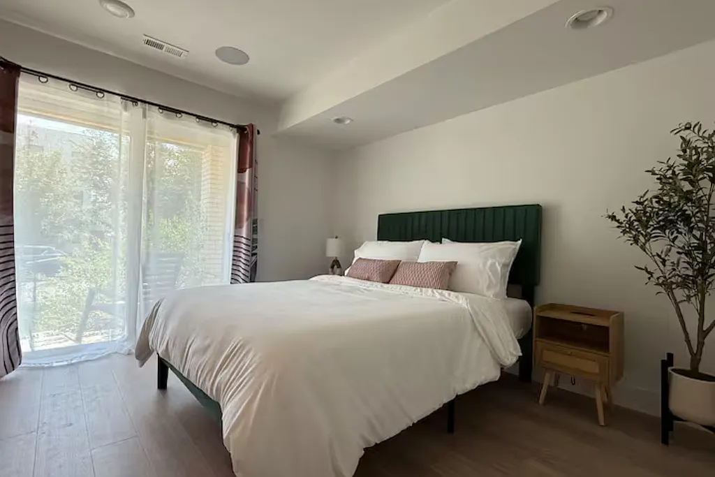 4 bed, 1885 sqft, $6,500 — Photo 1