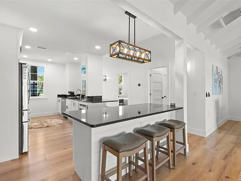 819 Bay Esplanade — Photo 10
