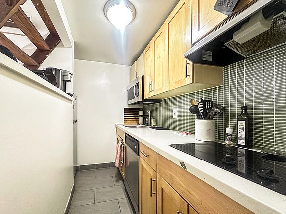 4th image of 690 Greenwich St APT 4E