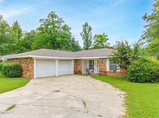 108 Pecan Grove Dr, Hattiesburg, MS 39402