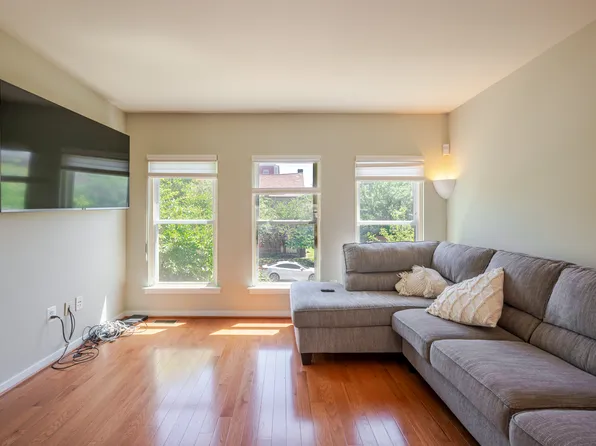 907 4th St SE, Washington, DC 20003