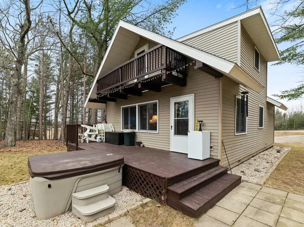 696 S Eagles Nest Rd, Indian River, MI 49749
