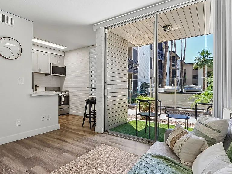 10-web-or-mls-N 7th Ave-S0905-008