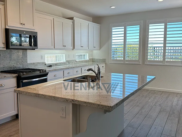 1347 Larkspur Dr — Photo 9