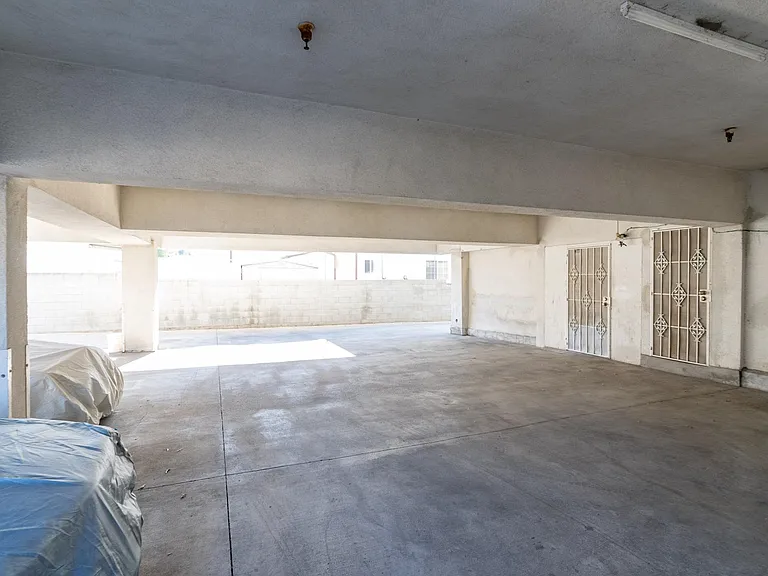 1760 N Alexandria Ave — Photo 33
