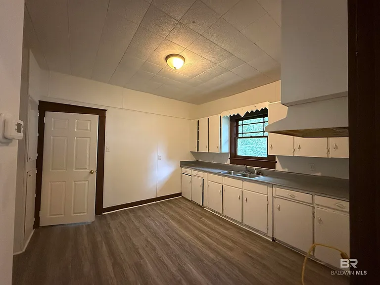 672 Burden St — Photo 5