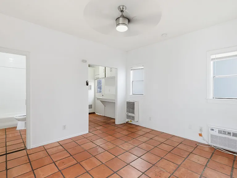 979 S. Ardmore Avenue — Photo 6