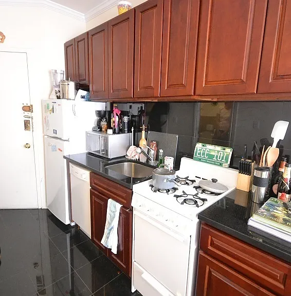 500 E 74th St #2W — Photo 4