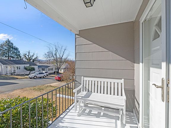 4th image of 1007 Montrose Ave