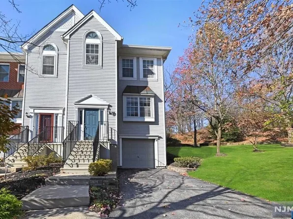 1010 Ash Dr, Mahwah, NJ 07430