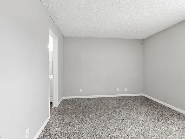 Woodland HIlls Apartments — Photo 28